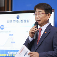 국토부장관 “재건축, 개인이익보다 공적역할 커…규제보다 지원 필요”