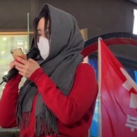 딸들이 지켰다, 우리 동네 광장