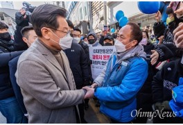 [오마이포토] 파업 중인 택배노조 조합원 만난 이재명