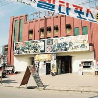 슈퍼스타 총집결... 그 영화관 천장이 무너진 뒤 일어난 일