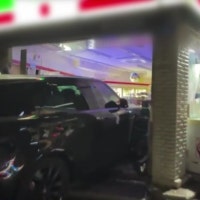 편의점 돌진한 SUV...아파트 1,000가구 정전