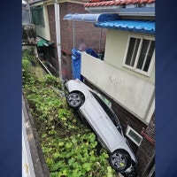 주차하던 차가 아파트 축대벽 아래로 추락...인명 피해 없어