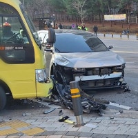 아파트 단지 앞에서 유치원 버스 등 차량 3대 연쇄 추돌