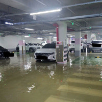 천장에 폭포수처럼 '콸콸'…