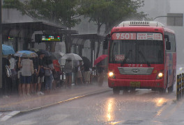 서울 강남 일대 시간당 100mm 폭우…도로 곳곳 침수