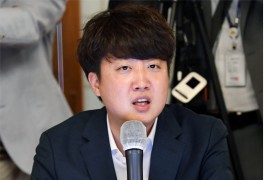 "이준석, 자진사퇴해야" 33.8% vs "대표직 지켜야" 23.3%