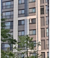 목숨 걸고 피우는 담배?…고층 아파트서 포착된 위험천만 흡연 장면