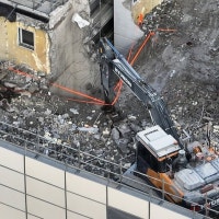 아파트 철거하다 또 붕괴 사고…굴착기 기사 사망
