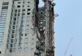 [영상]광주 서구 신축 아파트 외벽 붕괴…1명 경상, 차량 10여대 파손(종합)