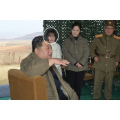 김정은, 딸까지 공개하며…北 "핵에는 핵으로 대응"