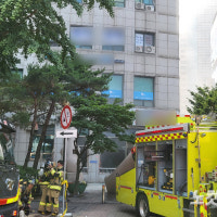 서울 목동 아파트 불…진화 중 폭발로 소방대원 12명 부상