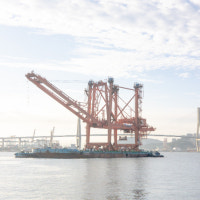 자성대 부두 '대이동' 시작했지만, 생계지원금 갈등 여전히 남아