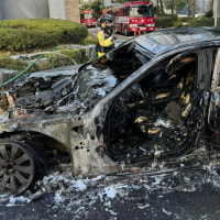 부산 아파트 단지서 달리던 차량에 불…운전자 대피