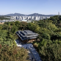 지그재그, 달팽이 닮은 통나무집… 구불구불, 푸르른 숲속 책 옹달샘 [건축 오...