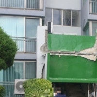 “철근 어디에?” 아파트 공동현관 지붕 ‘와르르’