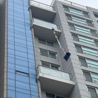 아파트 베란다에 18시간 갇힌 70대…경찰 ‘이 신호’ 보고 구조했다