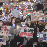 촛불 대신 응원봉 “아파트~ 아파트~”… 달라진 시위 문화