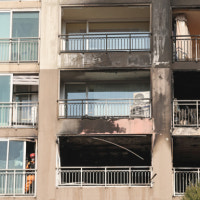 생후 7개월 딸 안고 뛰어내린 父 사망…아파트 담뱃불 화재 70대 '금고 ...