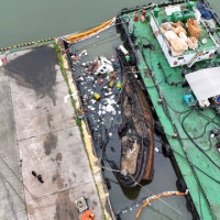 부산 북항 물량장에 장기계류 선박 기울며 기름 유출 사고