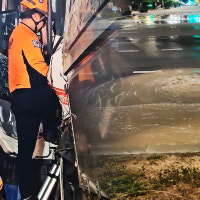 화물차 3대 잇따라 '쿵'‥상수도관 파열에 '물바다'