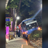 버스 인도 돌진‥아파트 화재로 11명 부상