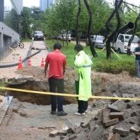 산책하다 큰일날 뻔…세종시 3m 싱크홀 발생