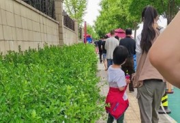 탕웨이, 中 베이징서 딸과 포착…모녀의 독보적인 다리길이