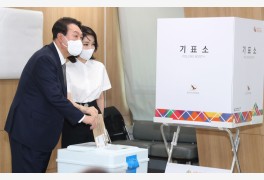 “투표용지 7장 다 넣어요?” 김건희 여사의 첫 마디…尹과 사전투표