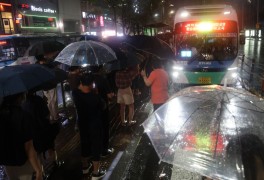 서울 지하철 영등포역·동작역 폐쇄… 7호선 이수역은 천장 붕괴