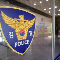 60대 테슬라 운전자, 아파트 단지서 차량 들이받아… 급발진 주장