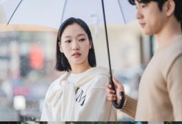 '유미의 세포들2' 김고은·박진영, 한 우산 아래에서 만드는 썸 [N컷]