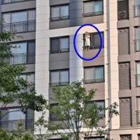 목숨 건 흡연…안산 고층 아파트 창틀 서서 담배 피운 입주민