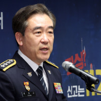 경찰청장, 아파트 입구 막은 차량 압수