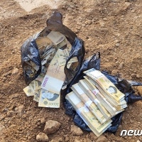 아파트 화단서 비닐봉지에 든 '5만원권 1000매' 발견…수사 착수