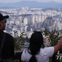 대출 조이자 서울 아파트 매매·전셋값 둔화…월세로 갈아타나