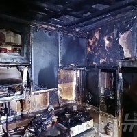 한밤 부산 동구 아파트 4층서 불…주민 18명 대피·2명 구조