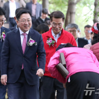 주민에게 감사인사받는 이장우 대전시장