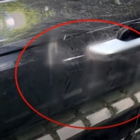 주차장 남의 차 손잡이에 침 '퉤퉤'…