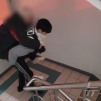 불난 아파트에 거동 힘든 할아버지…출동 경찰이 업고 내달렸다
