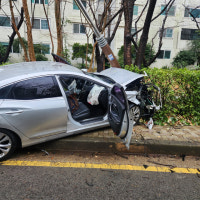 80대 운전자 보행자 충격 후 자동차·가로등 잇달아 '쾅'…3명 부상