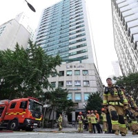 목동 아파트 화재…주민 연기흡입·소방관 14명 부상