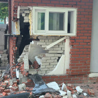 서울 목동 아파트로 80대 운전 승용차 돌진…초소 외벽 무너져