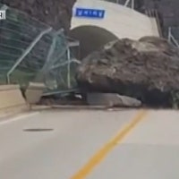 울릉도 일주도로 덮친 130톤 바위…낙석사고 잇따라