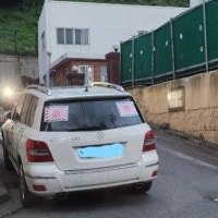 '욱일기 벤츠' 이번엔 인천서 포착... 아파트 입구 민폐 주차