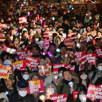 윤수일 '아파트'와 로제 '아파트'가 함께… 세대·성향 넘은 '평화 집회...