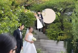 '늦깍이 신랑' 윤계상, 결혼식 내내 '함박웃음'…답례품은 신부표 향수