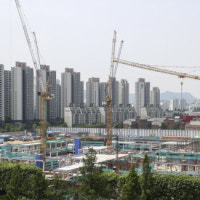 몸 사리는 건설사에 애타는 조합…정비사업 시공사 선정 ‘산 넘어 산’