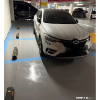 아파트 주차장에서 4칸 점유한 주차 빌런, 주민들 불만 폭발