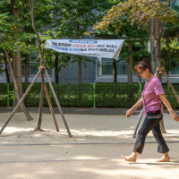 아파트 단지 '맨발길' 너도나도 출입 … 먼지·소음 불편 호소