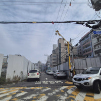 좁은 골목길에 재개발 대형 펜스까지 '위험천만'